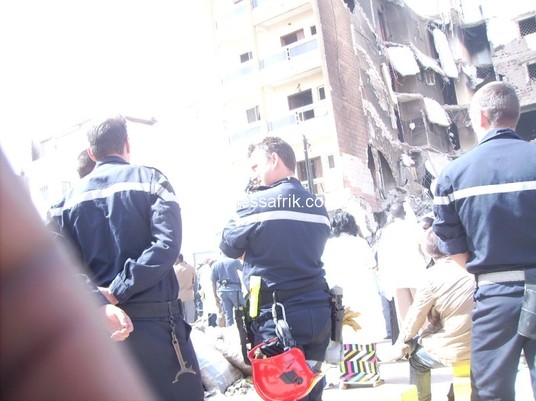 Photos - Sénégal - incendie-effondrement d'un immeuble: la première victime extirpée des décombres