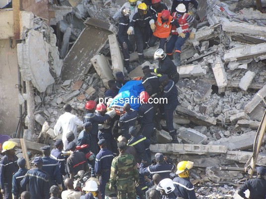 Photos - Sénégal - incendie-effondrement d'un immeuble: la première victime extirpée des décombres