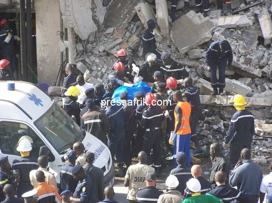 Photos - Sénégal - incendie-effondrement d'un immeuble: la première victime extirpée des décombres