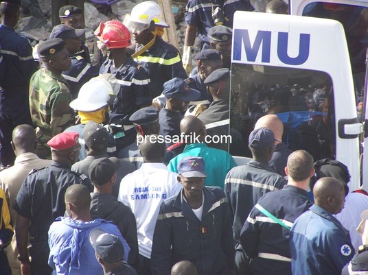 Photos - Sénégal - incendie-effondrement d'un immeuble: la première victime extirpée des décombres