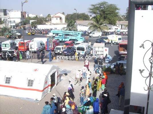 Photos - Sénégal - incendie-effondrement d'un immeuble: la première victime extirpée des décombres