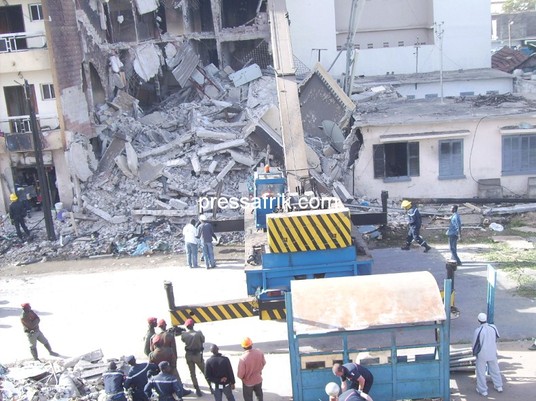 Photos - Sénégal - incendie-effondrement d'un immeuble: la première victime extirpée des décombres