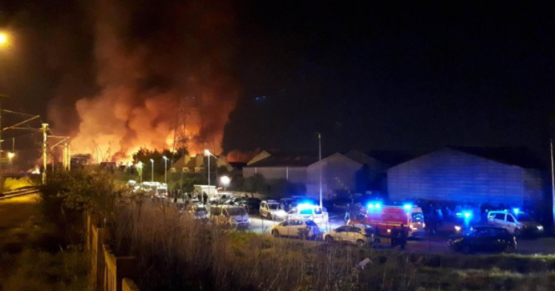 Grande-Synthe: le camp de migrants ravagé par un incendie après une rixe – Plusieurs blessés à déplorer Grande-Synthe: le camp de migrants ravagé par un incendie après une rixe – Plusieurs blessés à déplorer