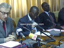 L'ambassadeur de France au Sénégal, Jean Christophe Rufin et le ministre de l'Economie et des Finances, Abdoulaye Diop