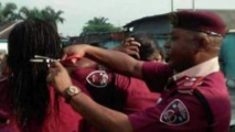 PUBLICITÉS Nigéria : un agent coupe les cheveux des femmes PUBLICITÉS Nigéria : un agent coupe les cheveux des femmes