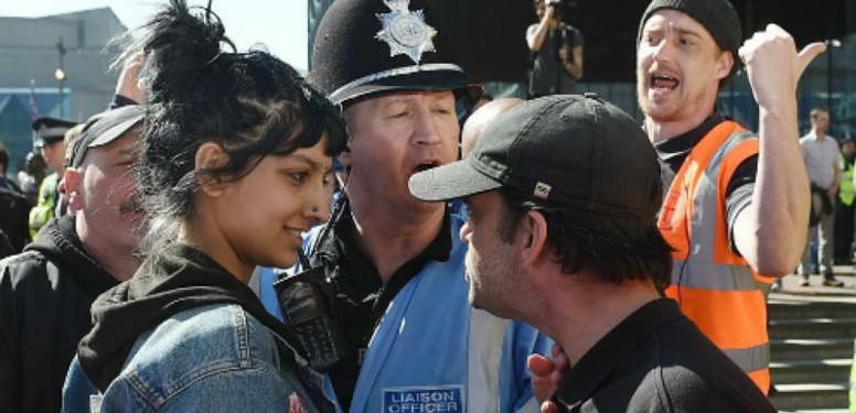La photo d’une manifestante défiant un extrémiste fait le tour du web
