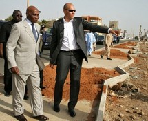 Le chef de l'Etat, Abdoulaye Wade et son fils, Karim en visite de chantier de l'OCI