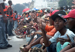 Les supporters d'Andry Rajoelina lors d'une manifestation à Antananarivo, lundi 2 février 2009. (Photo : Reuters)