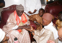 Le président de la République, Abdoulaye Wade avec le khalife des Mourides en visite à Dakar