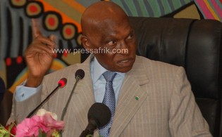 Le président sénégalais, Abdoulaye Wade en sapeur pompier dans la crise Malgache
