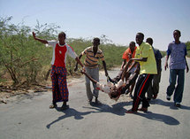 Au moins deux civils ont été tués lors d'une attaque au mortier par des insurgés islamistes contre une base burundaise de l'Amisom à Mogadiscio, le 22 février 2009.( Photo : Reuters )