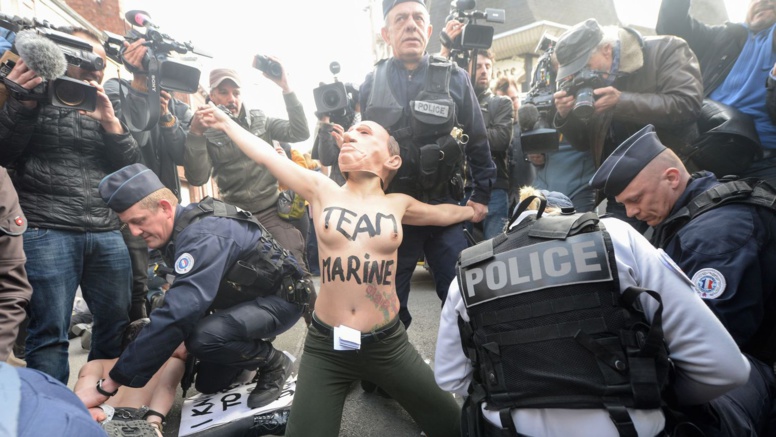 Des Femen arrêtées à Hénin-Beaumont près du bureau de vote de Marine Le Pen Des Femen arrêtées à Hénin-Beaumont près du bureau de vote de Marine Le Pen