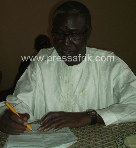 Le porte-parole du PIT, Sémou Pathé Guèye représentant son leader Amath Dansokho lors d'une conférence de presse de l'opposition