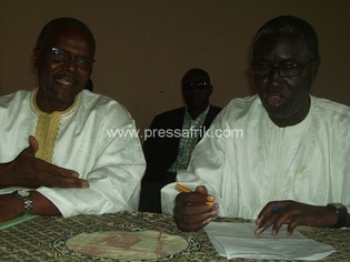 Sémou Pathé Guèye discutant avec le secrétaire général du PS, Ousmane Tanor Dieng
