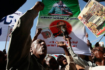 Des supporters du président Omar el-Béchir manifestent à Khartoum contre le mandat d'arrêt international émis, ce mercredi 4 mars 2009. (Photo: Reuters)