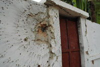 Le mur d’enceinte de la maison de Nino Vieira, transpercé par un tir d’arme lourde