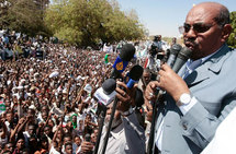Jeudi 5 mars à Khartoum, le président soudanais Omar el-Béchir a prononcé un discours musclé devant les manifestants venus le soutenir suite à la décision de la CPI. (Photo: Reuters)