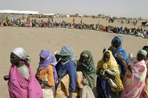 Distribution de nourriture par le Progamme alimentaire mondiale (PAM) dans le camp de Kalma, près de Nyala au Sud-Darfour.(Photo : Jose Cendon/AFP)