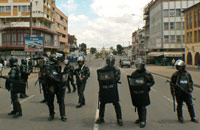 Les forces de l'ordre ont sécurisé les rues d'Antananarivo le 5 mars 2009.(Photo : Rasoanaivo Clarel Faniry/Reuters)
