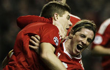 Gerrard et Torres tout à leur joie. Les Scousers ont humilié le Real Madrid. (Reuters)