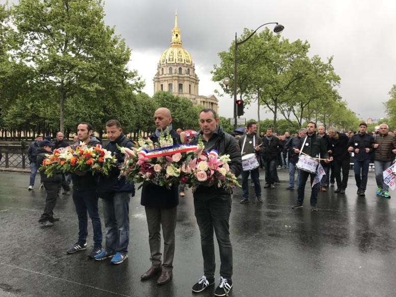 France: après l’attentat des Champs-Elysées, des policiers entre lassitude et colère défilent à Paris France: après l’attentat des Champs-Elysées, des policiers entre lassitude et colère défilent à Paris