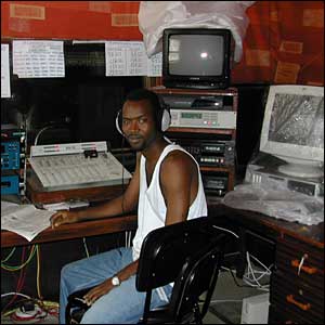 Technicien Ibrahima Diaz Diallo dans le studio de la radio communautaire Oxy-jeunes de Pikine (www.bbc.co.uk/)