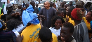 Le leader de la Génération du concret, Karim Wade en bain de foule après le meeting au Cices