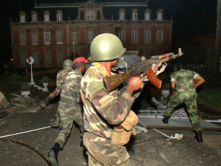 Des soldats proches du leader d'opposition Andry Rajoelina s'emparent du palais présidentiel à Antananarivo le 16 mars 2009. ( Photo : Alexander Joe/AFP )