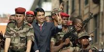 Le maire déchu et opposant Andry Rajoelina en compagnie des militaires (Photo: Le Monde)