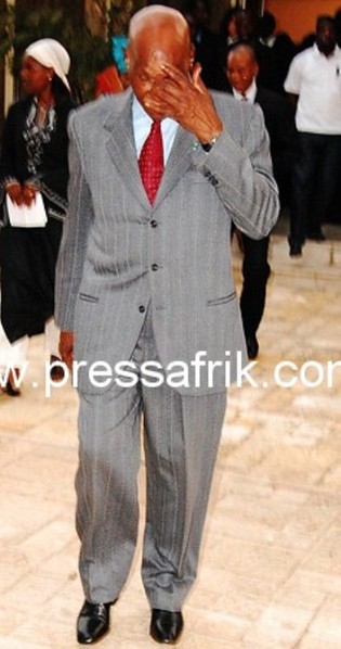 Abdoulaye Wade doit être actuellement angoissé par les huées et les brassards rouges qu'il récolte un peu partout à travers le Sénégal