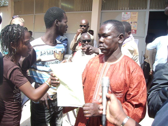 Fallou Samb , militant de Rewmi brandissant le bulletin en question