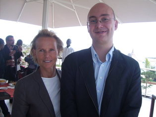 De gauche à droite Christine Ockrent (DG Rfi) et Laurent Couro (correspondant de Rfi à Dakar)