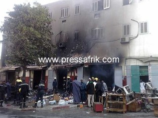 vue externe du bâtiment ravagé par le feu