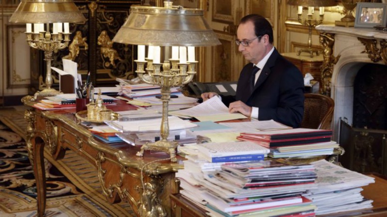 François Hollande veut «(s') expliquer» dans un livre écrit de sa main François Hollande veut «(s') expliquer» dans un livre écrit de sa main