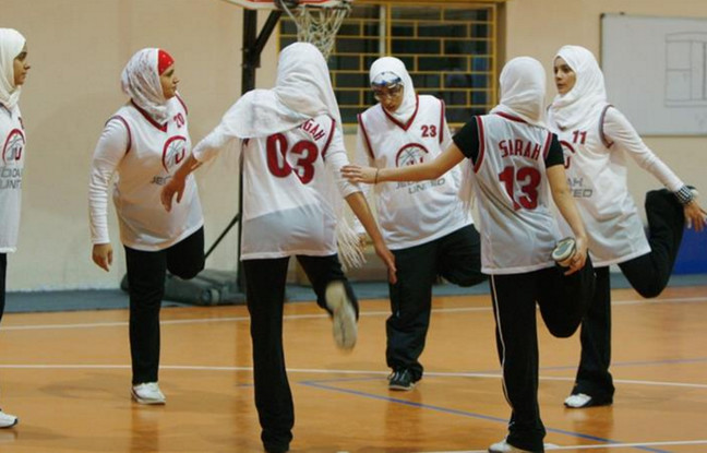 La Fiba autorise le port du voile dans le basket pro féminin