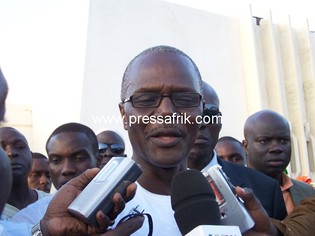 Le secrétaire général du PS - Sénégal, Ousmane Tanor Dieng après le discours de Royal