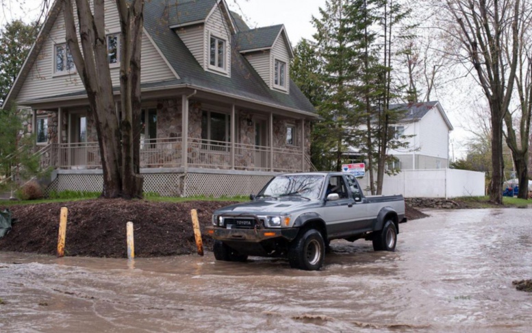 Inondations au Canada: des milliers de personnes évacuées, Montréal décrète l'état d'urgence Inondations au Canada: des milliers de personnes évacuées, Montréal décrète l'état d'urgence