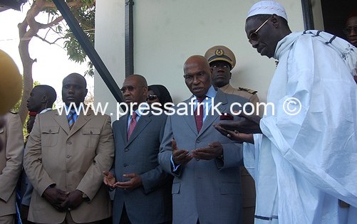 Abdoulaye Wade et le Premier ministre à la levée du corps de Boubacar Joseph Ndiaye de Gorée