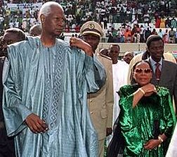 L'ancien président du Sénégal, Abdou Diouf en compagnie de son épouse, Elisabeth (photo archive)
