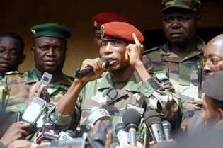 Guinée Conakry : "Si les leaders politiques ne mettent pas de l'eau dans leur vin, j'ôterai ma tenue pour aller aux élections", dixit le Capitaine Moussa Dadis Camara