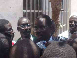 Le nouveau maire de Pikine Pape Samba Mbaye interrogé par les journalistes
