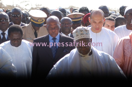 Pape Diop à côté du président Abdoulaye Wade et le mari de Karine Wade affligés