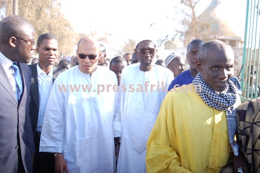 Karim accompagné par le neveu du président Doudou Wade et président du groupe parlementaire de la Majorité