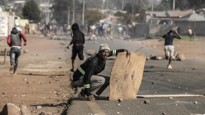 L'Afrique du Sud secouée par des manifestations violentes autour de Johannesburg L'Afrique du Sud secouée par des manifestations violentes autour de Johannesburg