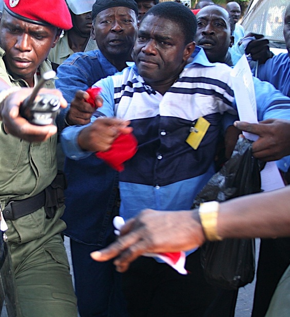 Mademba Sock entouré de policiers (photo:picasaweb.google.com)