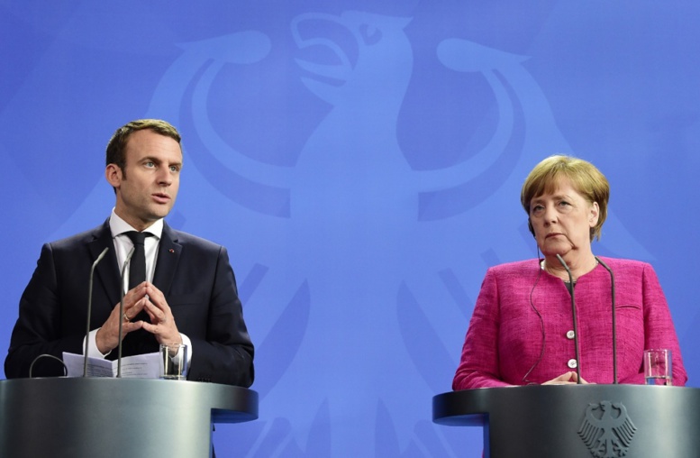 Face à Merkel, Macron appelle à "une refondation historique" de l'Europe Face à Merkel, Macron appelle à "une refondation historique" de l'Europe