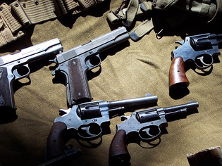 Des armes de petits calibres qui sont à l'origine de malheur en Afrique et dans le monde (Photo: centpapiers.com)