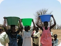 Des femmes à la recherche du liquide précieux (photo: btcctb.org)