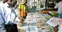 Devant un kiosque à journaux à Abidjan.( Photo : AFP )
