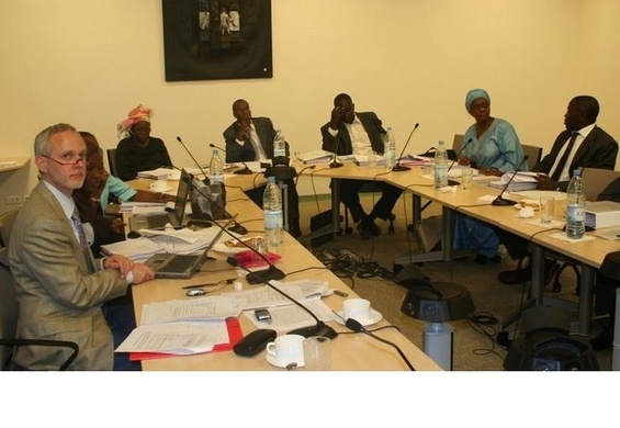 M. Menno Mulder-Sibanda, chef d'équipe du projet pour la Banque mondiale (au premier plan. A gauche)) et Mme Khadiatou Dieng (en bleu, 2eme à partir de la droite), coordonnatrice du PRN, lors des discussions sur le projet.  ( Photo :Banque Mondiale )